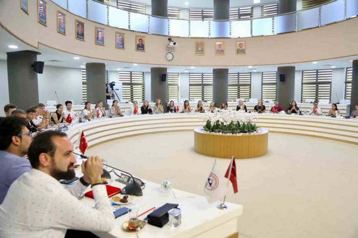 Rektör Prof. Dr. Altun, Erasmus Öğrencileri İle Bir Araya Geldi