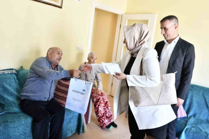 Esenyurt’ta Yaşayan 73 Yaşındaki Hatice Tütün “Kapımızı Yalnız Onlar Çalıyor”