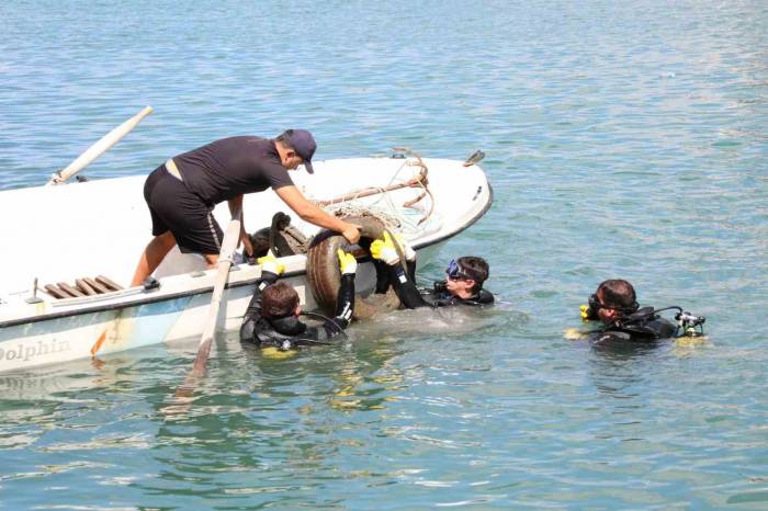 Araç Lastiği, Sandalye Ve Torbalarca Çöp Denizden Çıkarıldı