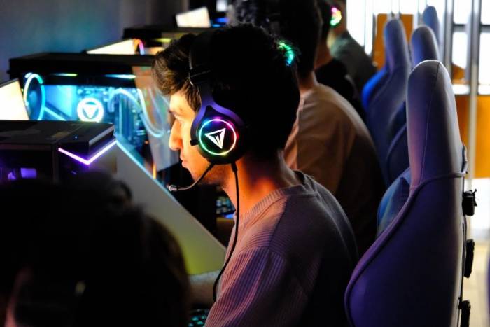 Oyun Tutkunu Gençler Erzincan’daki E-spor Atölyesinde