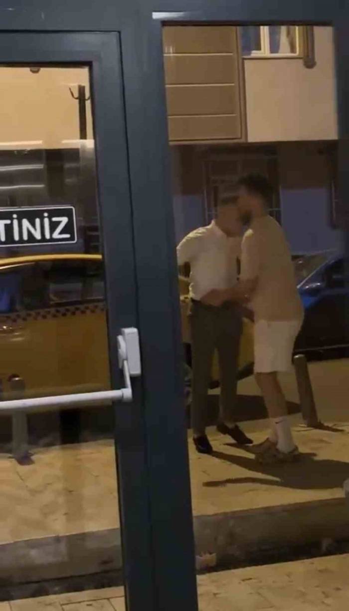 İstanbul’da Taksici Dehşeti Kamerada: Yolcusunun Sevgilisine Kafa Attı