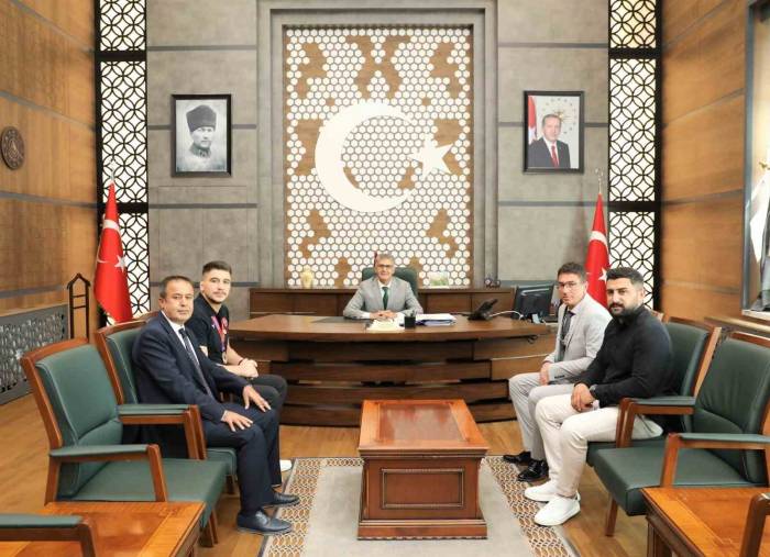 Niğde Valisi, Dünya Şampiyonu Ahmet Talha Kacur’a Hediye