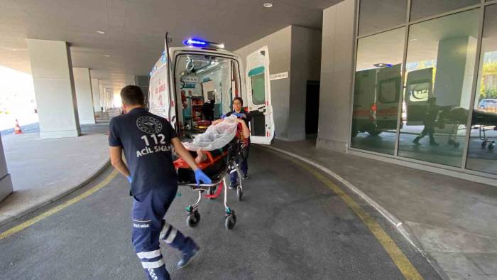 Freni Boşalan İşçi Servisi Kaldırımda Yürüyen Anne Ve Kızına Çarptı: 2 Ölü, 6 Yaralı