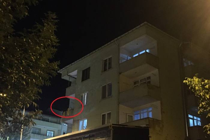 Elinde Bıçakla Eşini Ve 2 Yaşındaki Çocuğunu Esir Aldı
