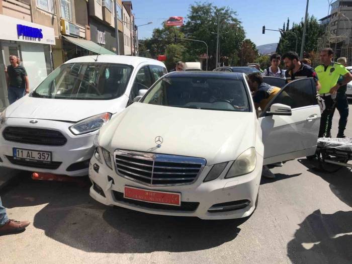Direksiyon Başında Rahatsızlanan Sürücü Kaza Yaptı