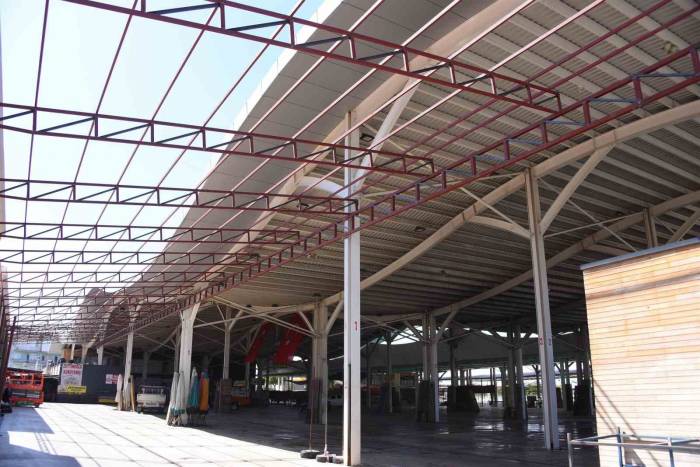 Çarşamba Pazaryeri İle Bedesten Arasındaki Açık Alan Kapatılıyor