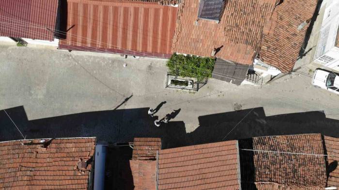 Bu Mezar Bir Asırdır Yolun Ortasında, Kime Ait Olduğunu İse Bilen Yok