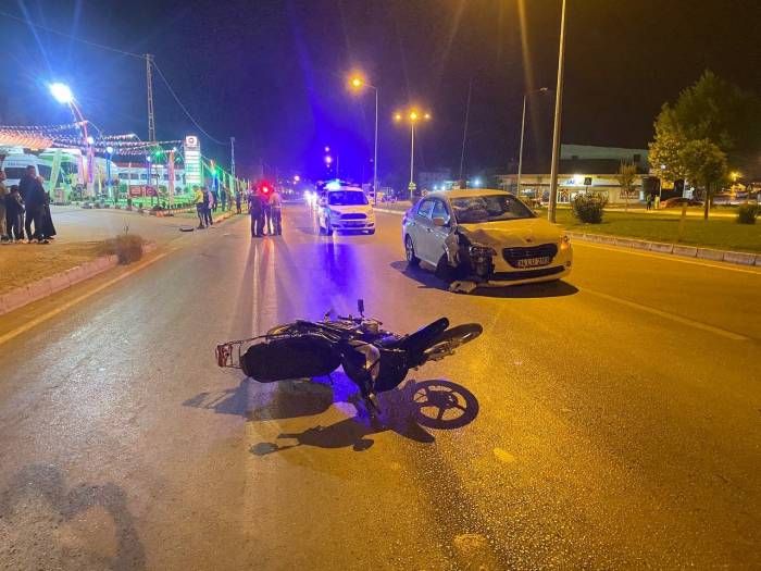 Otomobille Çarpışan Motosikletli Genç Ağır Yaralandı