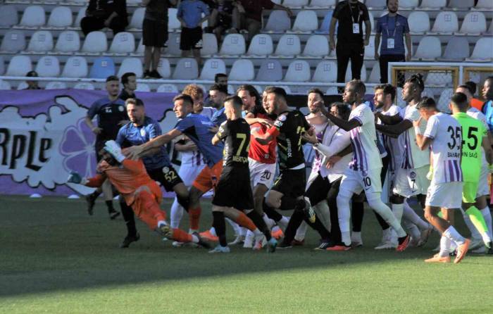 Ankara Keçiörengücü - Şanlıurfaspor Müsabakasında Saha Karıştı