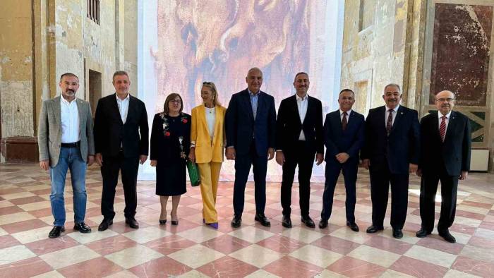 Bakan Ersoy, Refik Anadol Rönesans Rüyaları Dijital Sergisini Yerinde İnceledi