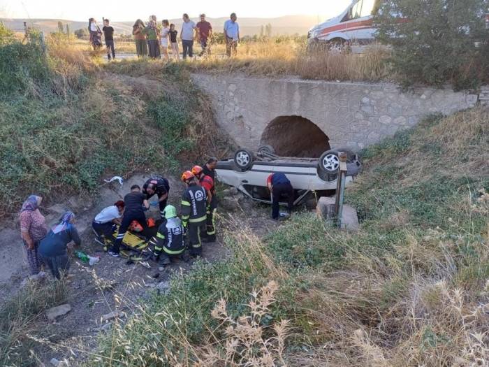 Kontrolden Çıkan Otomobil Su Kanalına Uçtu: 3 Yaralı