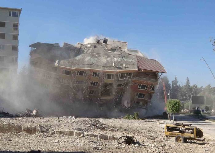 Meraklı Vatandaşların Araçlarını Durdurup İzlediği 8 Katlı Binanın Yıkım Anı Kamerada