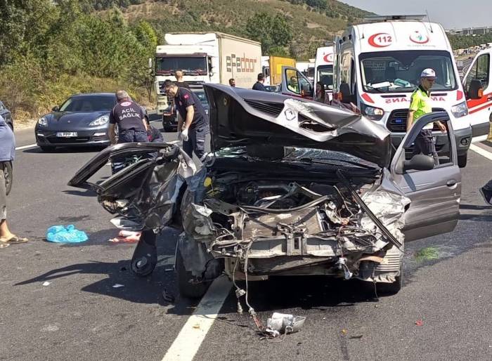 Karşı Şeride Geçen Otomobilde 1’i Çocuk 4 Kişi Yaralandı