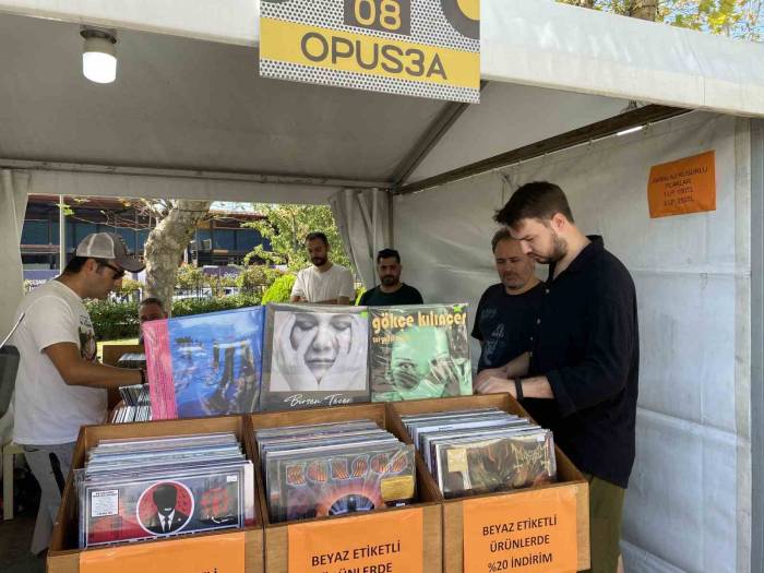 Kadıköy’de Bu Yıl Plaklar Barış Manço Anısına Dönüyor