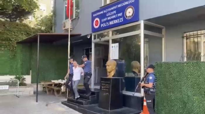 İstanbul’da Yolcunun Sevgilisine Kafa Atan Taksici Yeniden Gözaltında