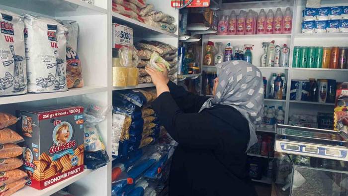 Depremzede Kadın Her Şeye Rağmen Bakkalını İşletiyor