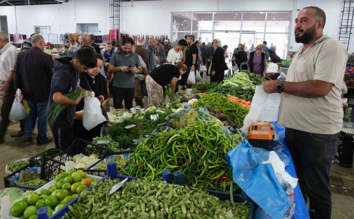 Kapalı Semt Pazarında Cumartesi Yoğunluğu