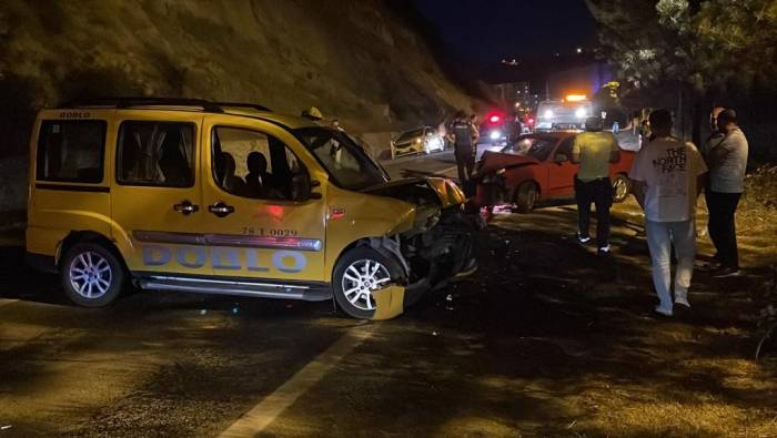 Karabük’te Otomobil İle Ticari Taksi Kafa Kafaya Çarpıştı: 3 Yaralı