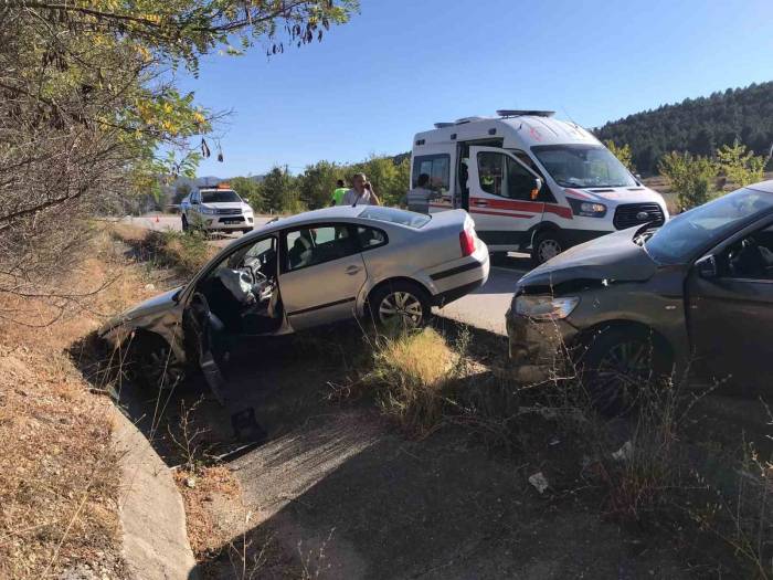 Karabük’te İki Otomobil Çarpıştı: 6 Yaralı