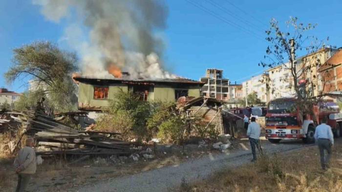 Alevlere Teslim Olan İki Katlı Ahşap Ev Küle Döndü