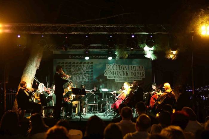 Tarihi Konaktan Doğu-batı Tınıları Yükseldi