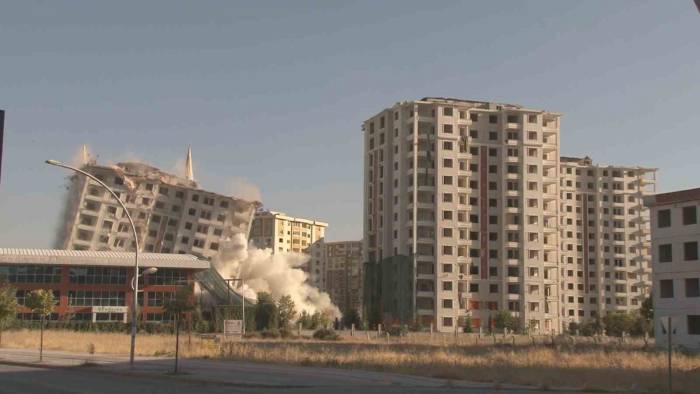 Ağır Hasarlı 3 Blok Saniyeler İçerisinde Yerle Bir Oldu