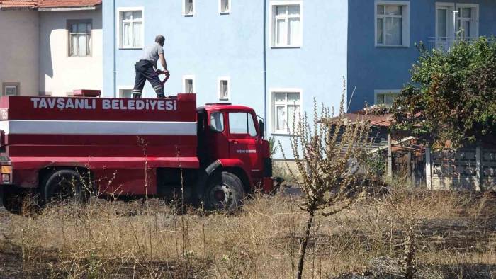 Tavşanlı’da Ot Yangını Evlere Ulaşmadan Söndürüldü