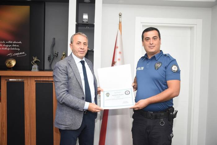 Çocuklara Şefkat Eli Uzatan Polis Teşekkür Belgesiyle Ödüllendirildi