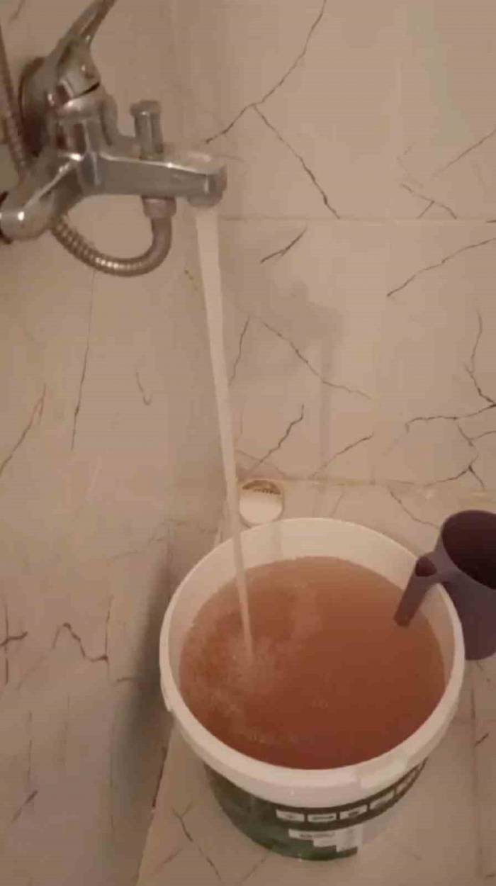 Çeşmeden Akan Kirli Suya Vatandaştan Tepki: "Duş Alamıyoruz"