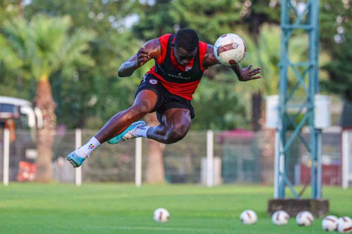 Samsunspor’un Transfer Özeti: 16 Oyuncu Geldi, 34 Oyuncu Gitti