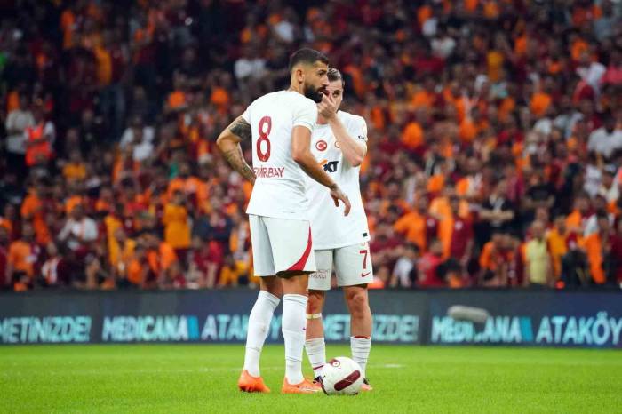 Trendyol Süper Lig: Galatasaray: 3 - Samsunspor: 0 (İlk Yarı)