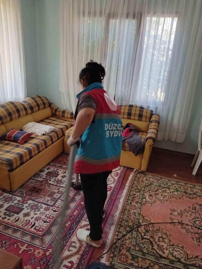 Yaşlıların Evlerini Vefa Ekipleri Temizledi