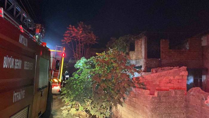 Kullanılmayan Müstakil Evde 2 Ay Arayla Çıkan Yangın Mahalleliyi İsyan Ettirdi