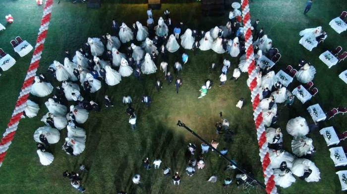 Depremzede 100 Çift Toplu Düğün Töreniyle Dünya Evine Girdi, Ortaya Renkli Görüntüler Çıktı