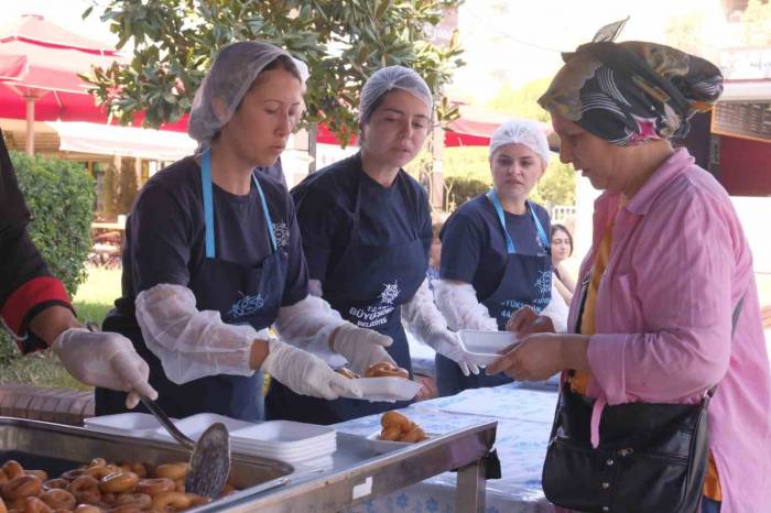 Büyükşehir, Adnan Menderes Anısına 5 Farklı Noktada Lokma Hayrı Yaptı