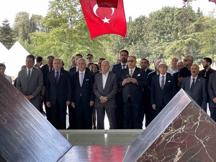 Chp Genel Başkanı Kılıçdaroğlu, Özal Ve Menderes’in Anıt Mezarlarını Ziyaret Etti