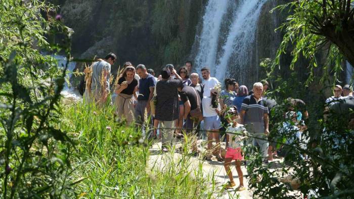 Doğa Harikası Şelalede Hafta Sonu Yoğunluğu