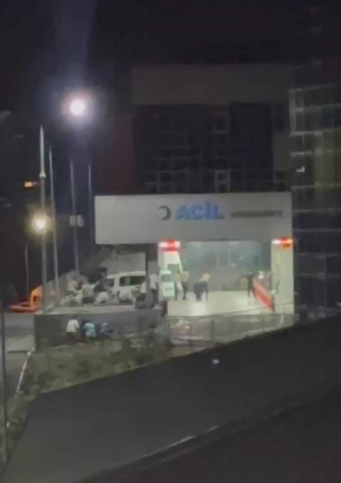 İzmir’de Husumetliler Acilin Önünde Çatıştı