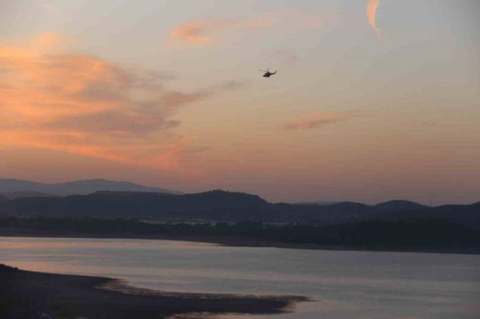 İzmir’de Düşen Helikopterdeki 3 Kişiyi Arama Çalışmaları Sürüyor