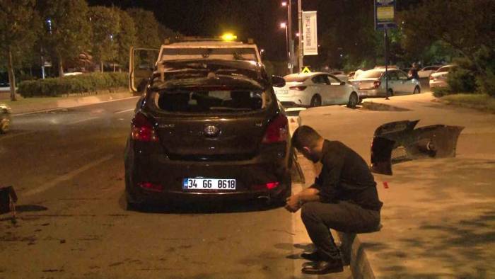 Kartal’da Hız Yapan Araç Önce Ağaca Çarptı: 3 Hafif Yaralı