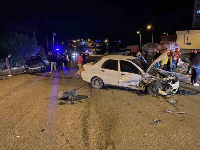 Kazada Anne Ve Kızı Yaralandı, Diğer Araçtaki 2 Kişi Kaçtı