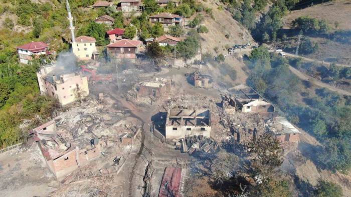 Kastamonu’da 10 Ev, 3 Ahırın Yandığı Yangın Kontrol Altına Alındı
