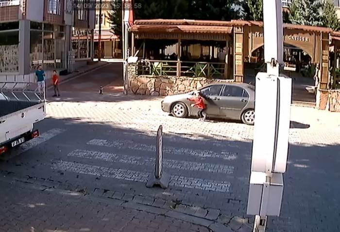 Yaya Geçidinden Karşıya Geçmek İsteyen Çocuk, Otomobilin Altında Kalmaktan Son Anda Kurtuldu