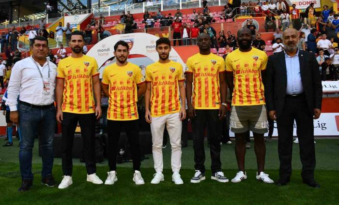 Kayserispor’un Yeni Transferleri Taraftara Tanıtıldı