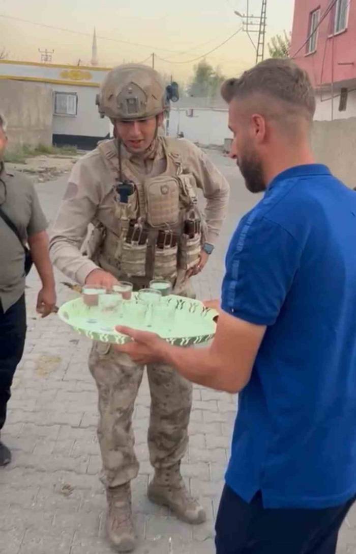 Silopi’de İzinsiz Yürüyüşe Müdahale Eden Jandarmaya Halktan İkram