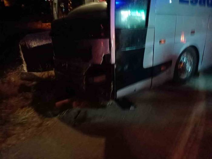 Sivas’ta Yolcu Otobüsü İle Otomobil Çarpıştı: 3 Yaralı