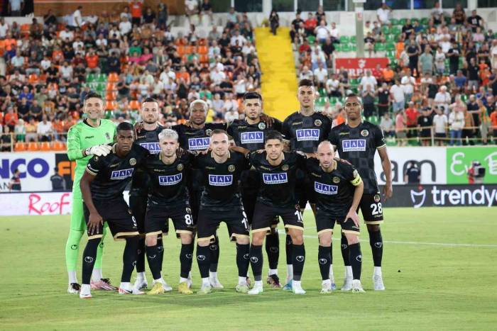 Trendyol Süper Lig: Corendon Alanyaspor: 2 - Kasımpaşa: 1 (İlk Yarı)