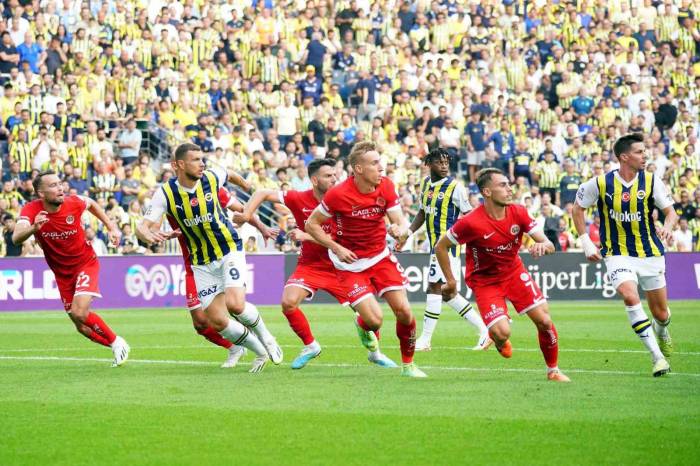 Trendyol Süper Lig: Fenerbahçe: 1 - Antalyaspor: 1 (İlk Yarı)