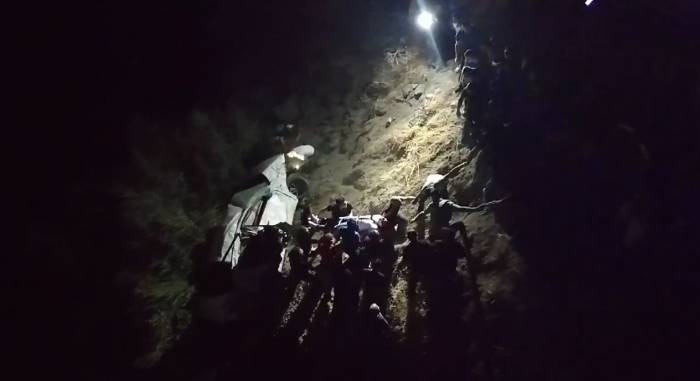 Kaza Yapan Aracı Baraja Uçmaktan Takıldığı Ağaç Kurtardı: 3 Yaralı