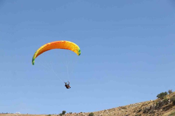 Siirt’te Türkiye Yamaç Paraşütü Hedef Şampiyonası 2. Etap Yarışması Başladı